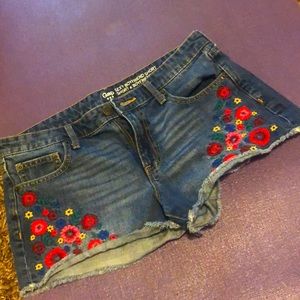 Gap sz 8 sexy boyfriend short denim embroidered